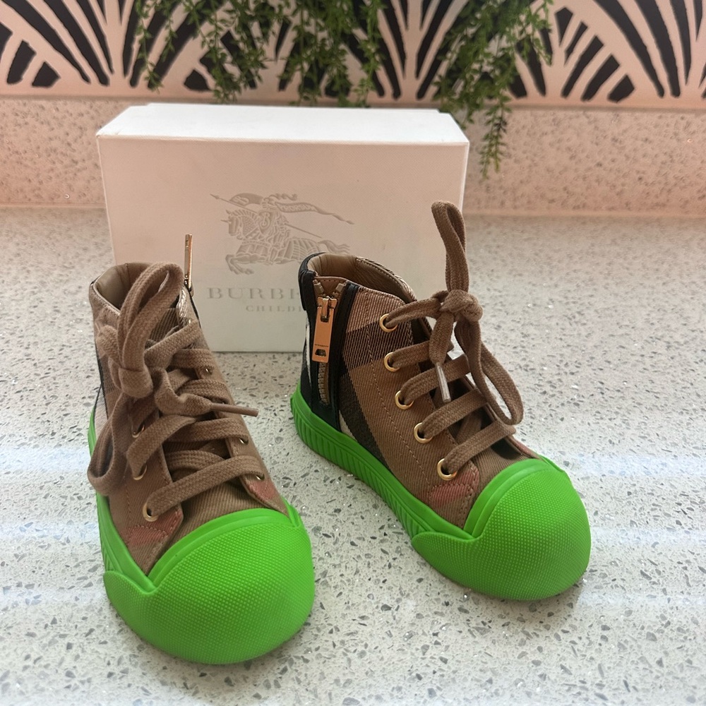 Toddler Burberry Sneaker, In Great Condition w/Original Box, Size 24/8US